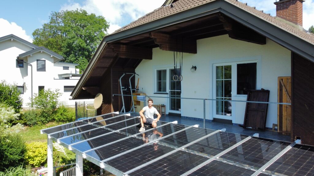 Photovoltaik montiert auf einem Wintergartendach